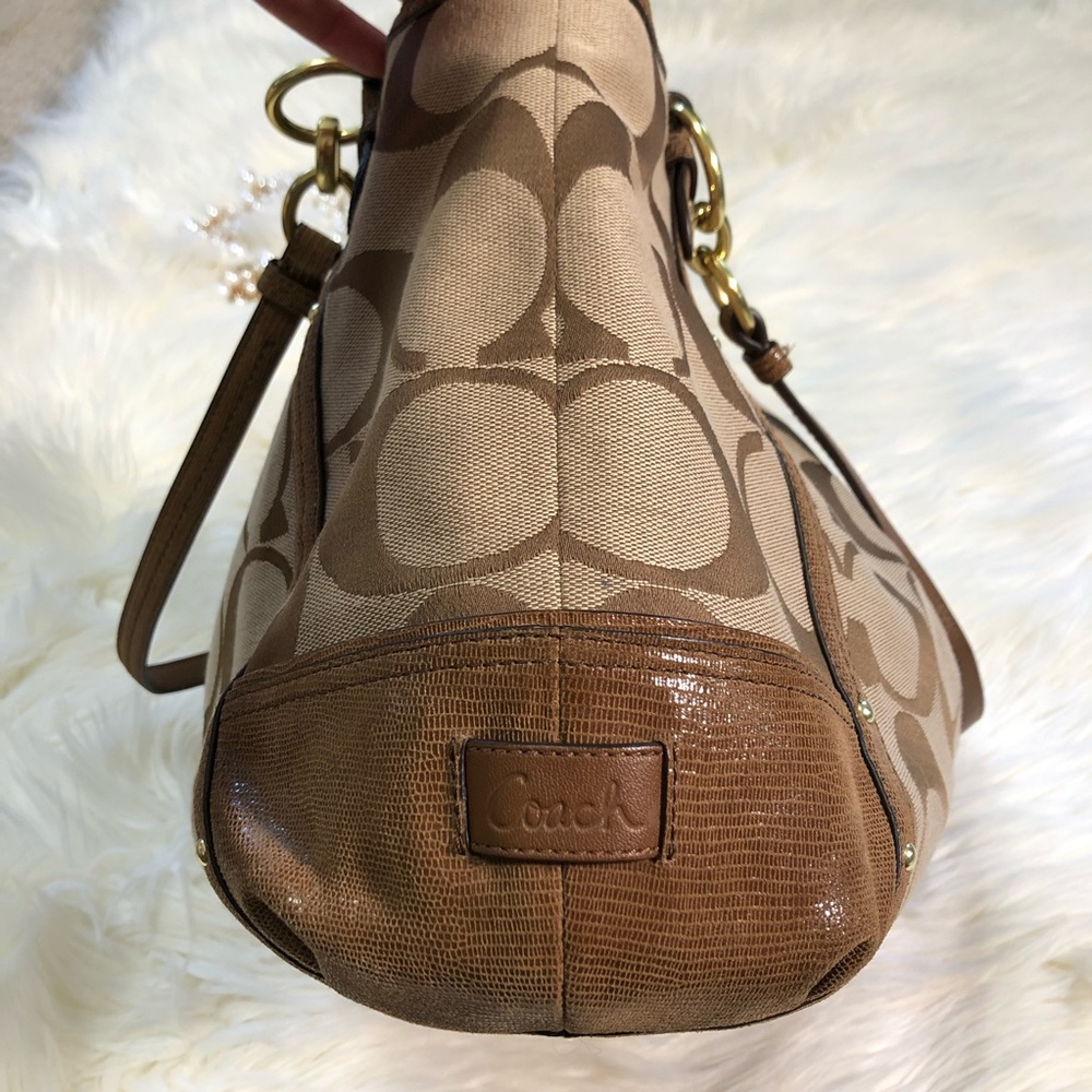 Large Coach Signature Logo Handbag With Gold Hardware - Picture 9 of 16